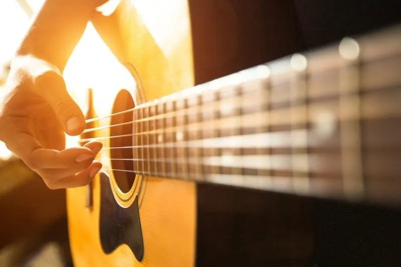 Gra na gitarze przy długich paznokciach – technika, ustawienie dłoni i wygoda gry