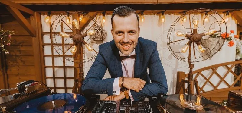 Ile może zarobić DJ na imprezie? Stawki za wesele i event