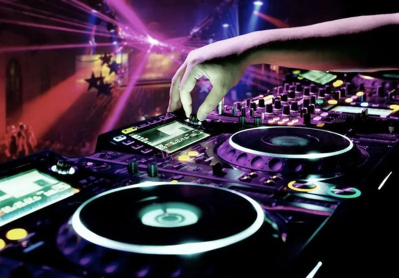 Ile naprawdę kosztuje licencja DJ-a? Sprawdź, co musisz wiedzieć!