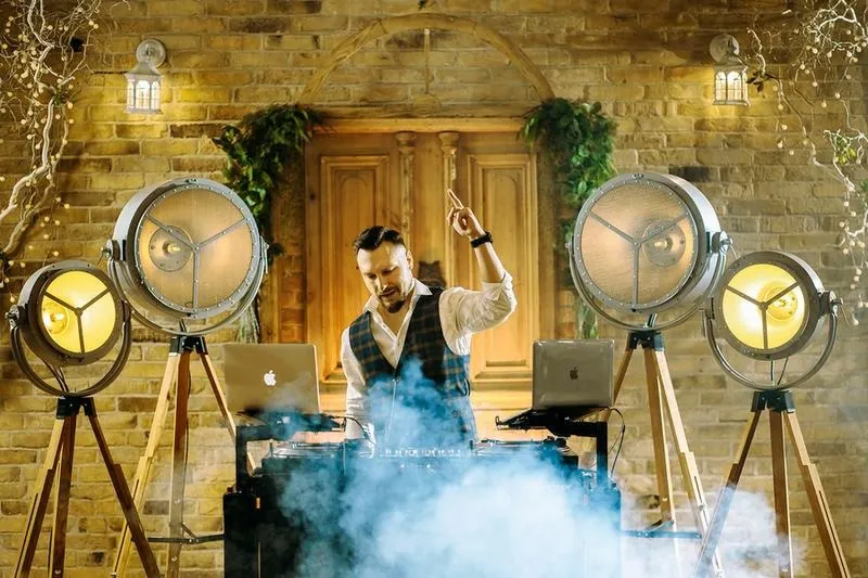 Ile za dj na wesele: realistyczne ceny i jak wybrać najlepszego