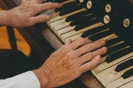 Jak osiągnąć 100 lat grania na gitarze: sekrety długowieczności muzycznej