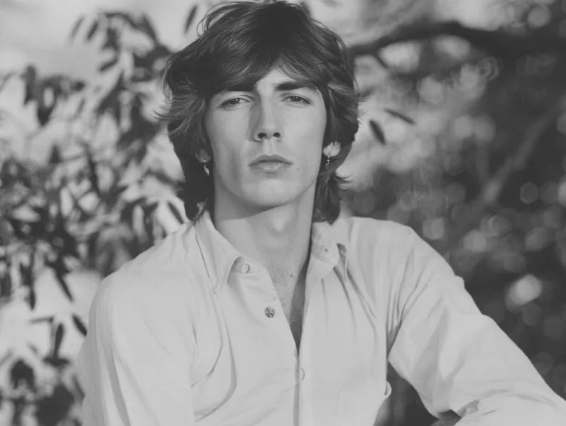 Kto z członków The Beatles grał solówki na gitarze elektrycznej?